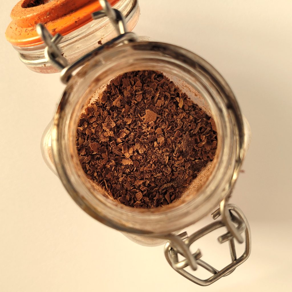 Dried and ground magnolia petals for spice